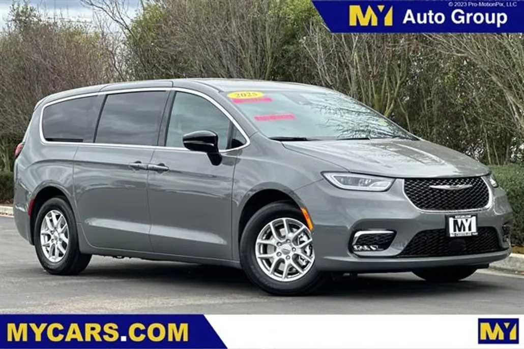 2025 Chrysler Pacifica photo 1