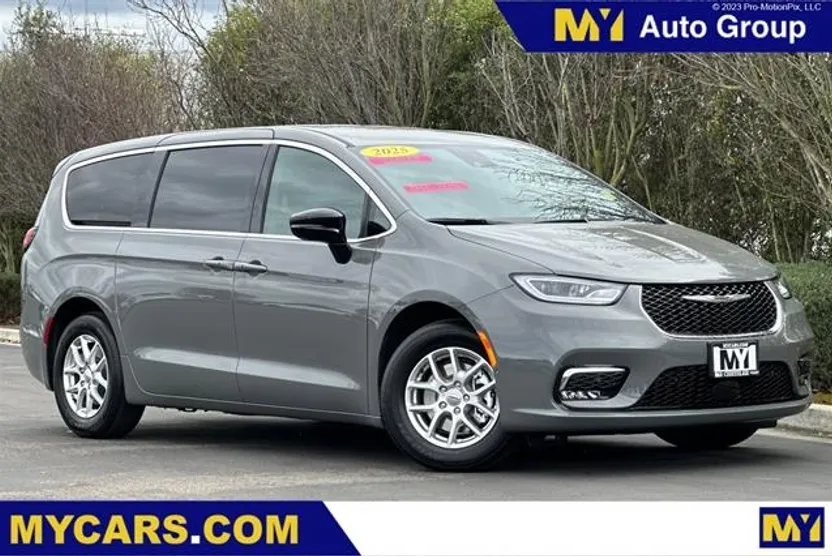 2025 Chrysler Pacifica photo 1