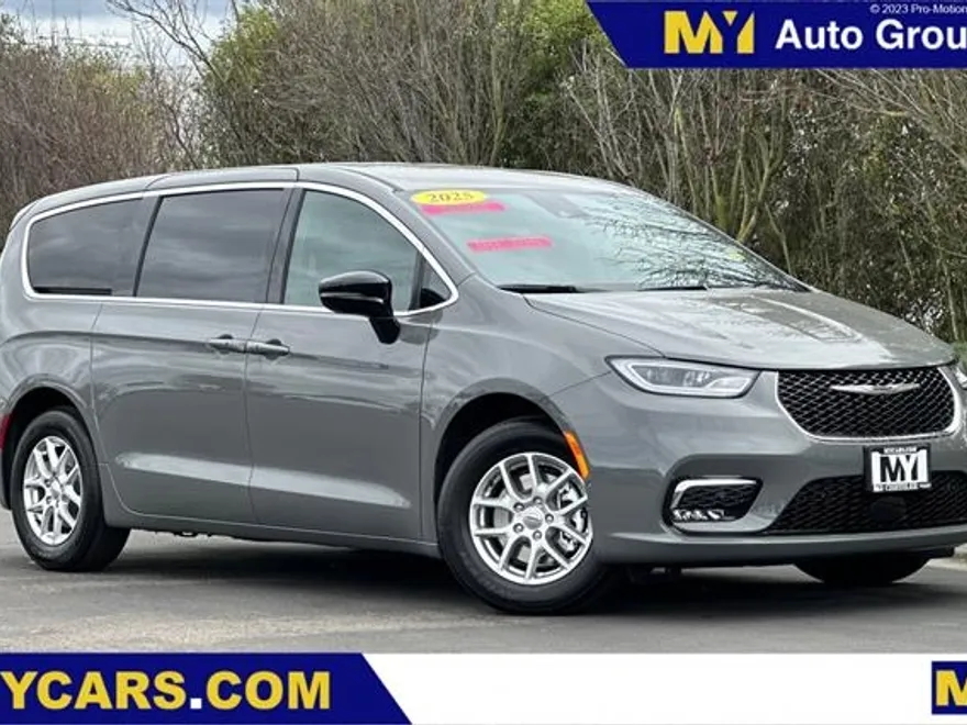 2025 Chrysler Pacifica photo 1