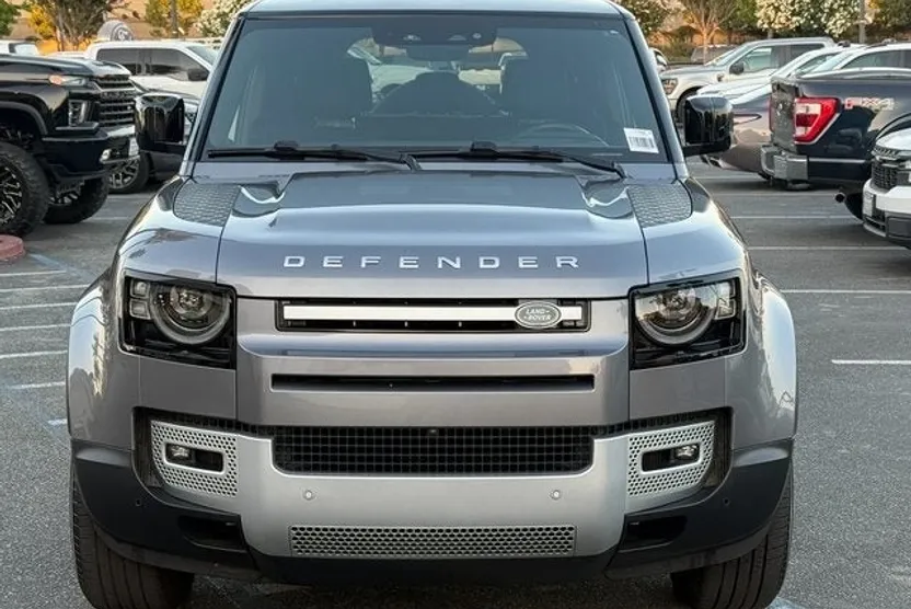 2023 Land Rover Defender 110 SE photo 1