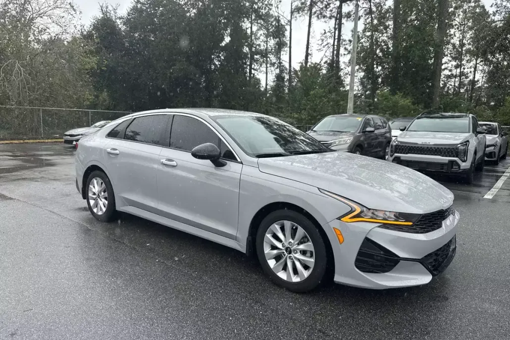 2023 Kia K5 GT-Line photo 1