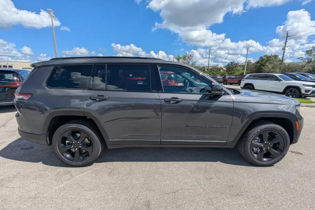 2025 Jeep Grand Cherokee Altitude photo 1