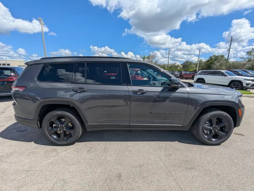 2025 Jeep Grand Cherokee Altitude photo 1