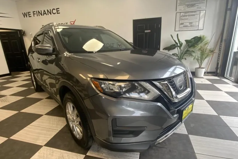 2017 Nissan Rogue SV photo 1