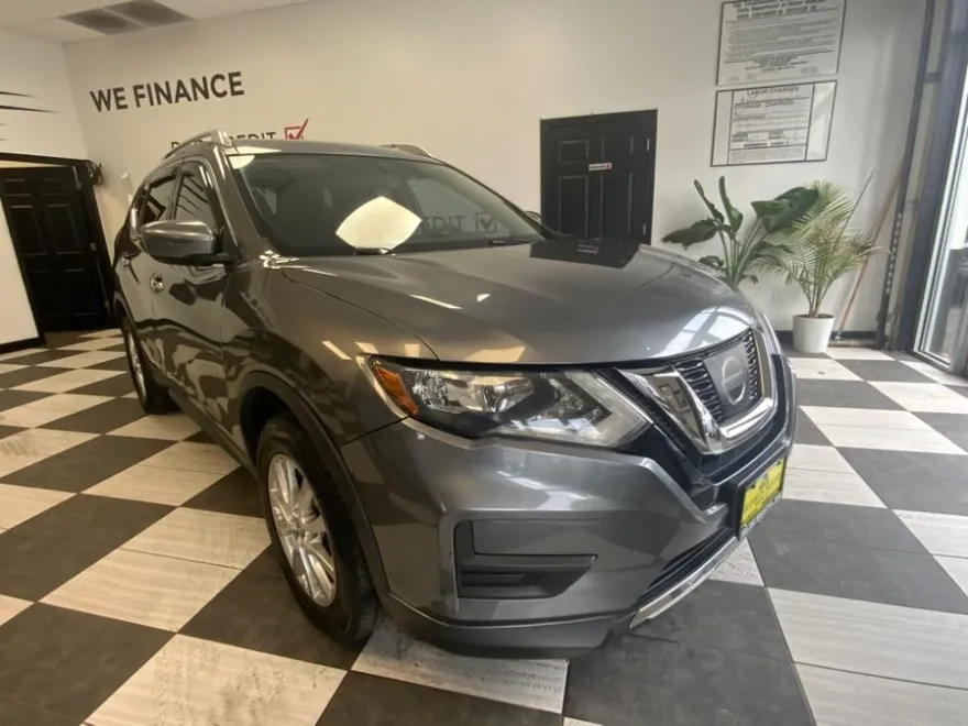 2017 Nissan Rogue SV photo 1