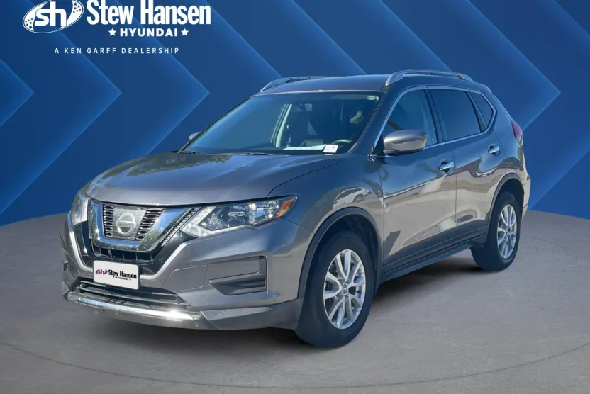 2017 Nissan Rogue SV photo 1