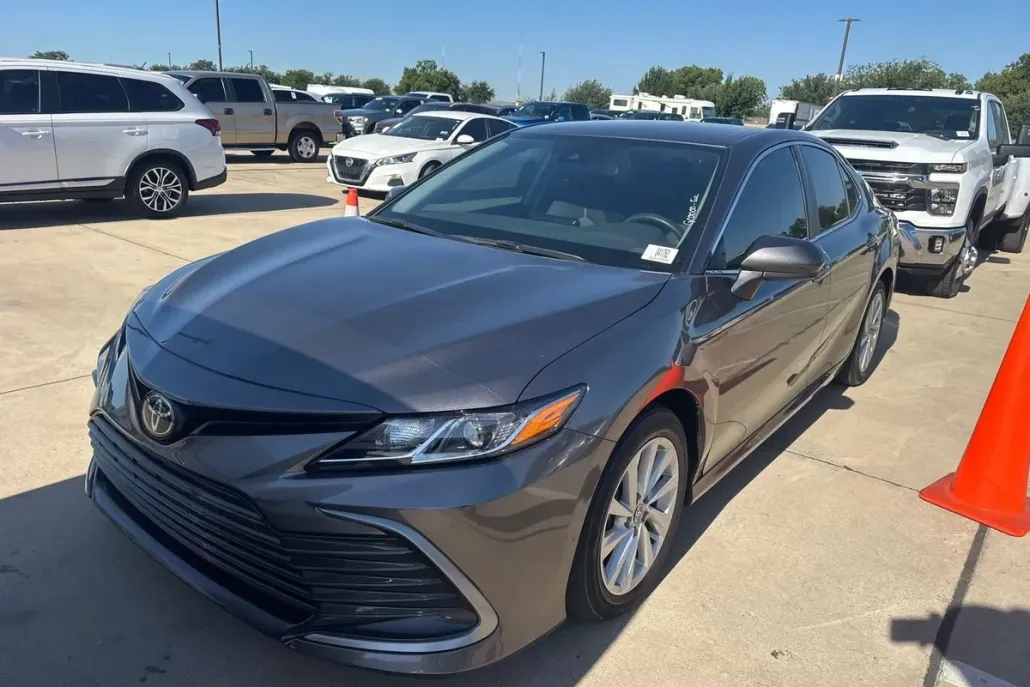 2023 Toyota Camry LE photo 1