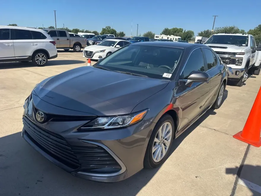 2023 Toyota Camry LE photo 1