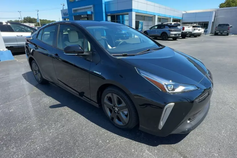 2022 Toyota Prius L photo 1
