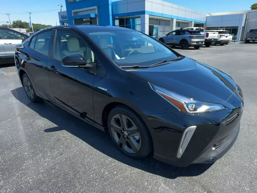 2022 Toyota Prius L photo 1