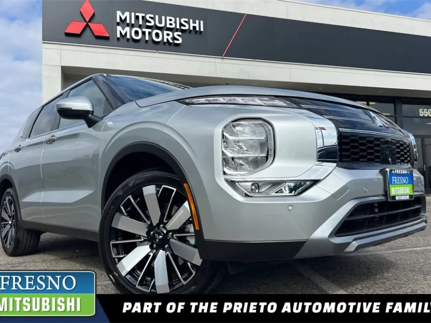 2025 Mitsubishi Outlander SE photo 1