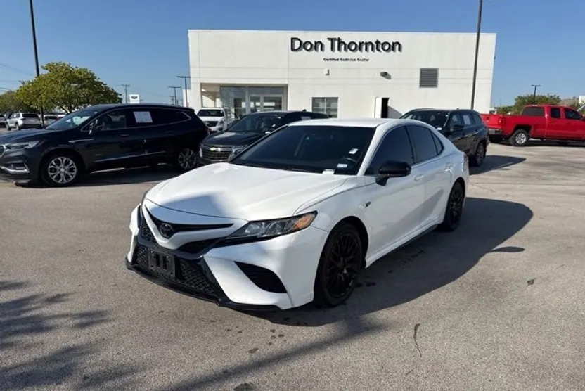 2020 Toyota Camry SE photo 1
