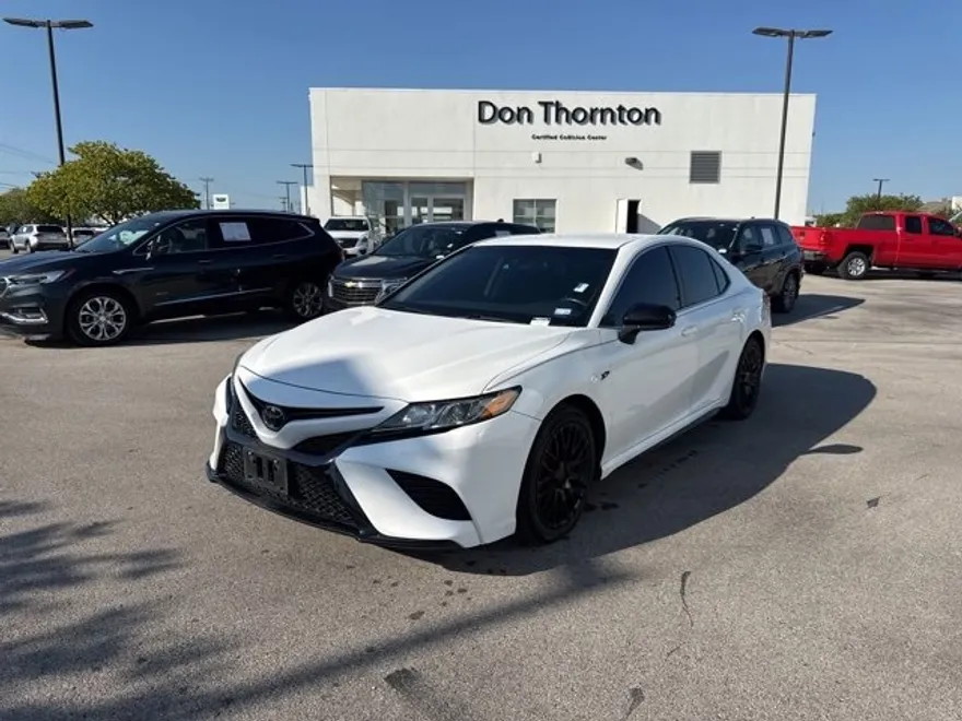 2020 Toyota Camry SE photo 1