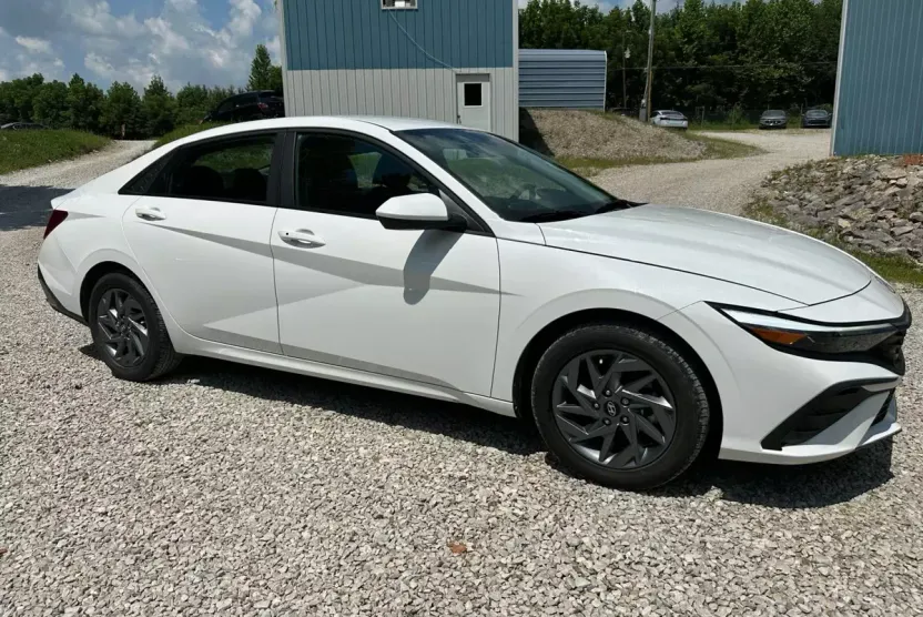 2024 Hyundai Elantra SEL photo 1