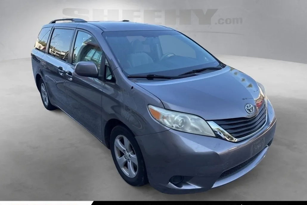 2011 Toyota Sienna LE photo 1