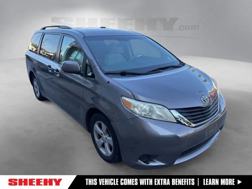 2011 Toyota Sienna LE photo 1