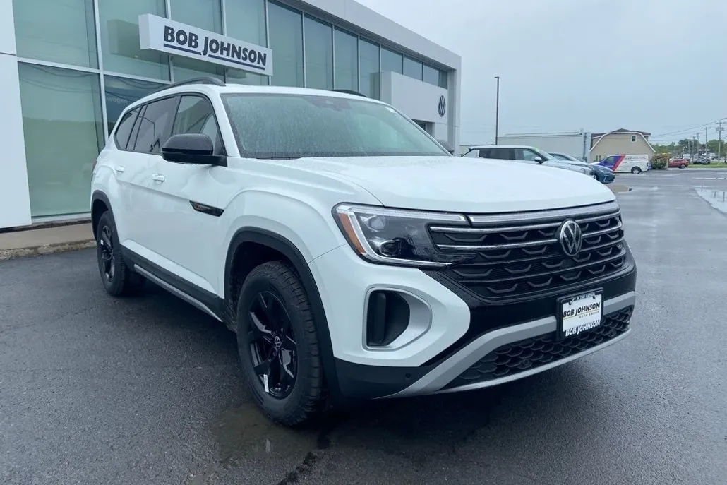 2025 Volkswagen Atlas SE Technology Peak Edition photo 1