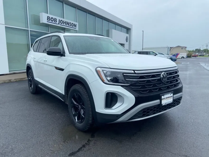 2025 Volkswagen Atlas SE Technology Peak Edition photo 1