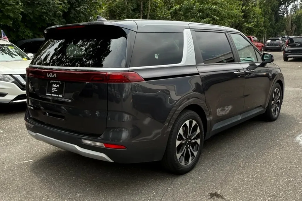 2023 Kia Carnival EX photo 1