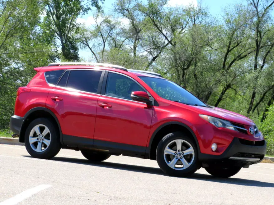 2015 Toyota RAV4 XLE photo 1