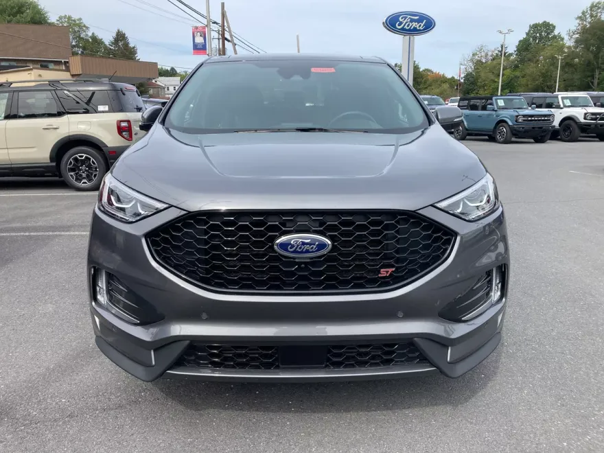 2022 Ford Edge ST photo 1