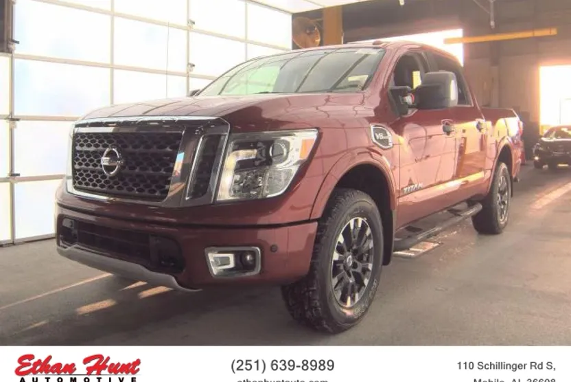2017 Nissan Titan Crew Cab PRO-4X photo 1