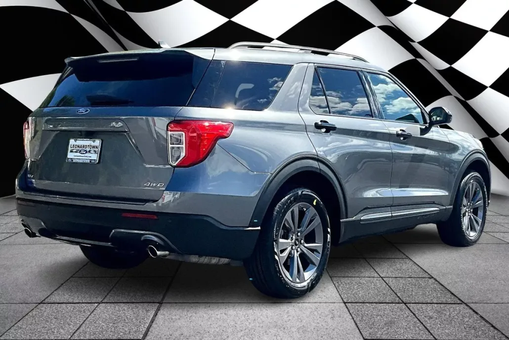 2022 Ford Explorer XLT Sport photo 1