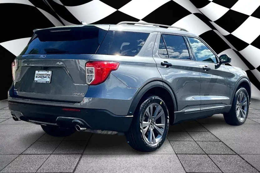 2022 Ford Explorer XLT Sport photo 1
