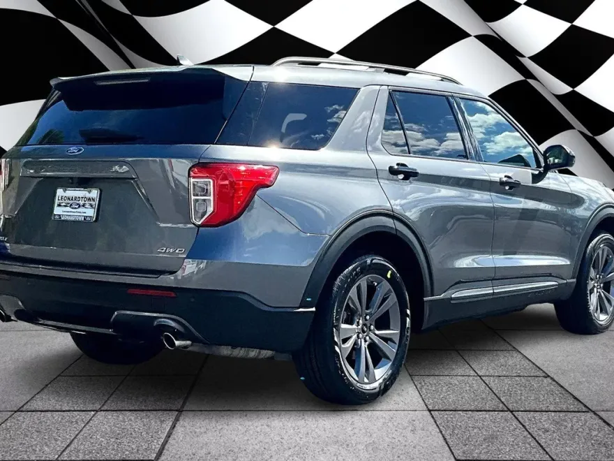 2022 Ford Explorer XLT Sport photo 1