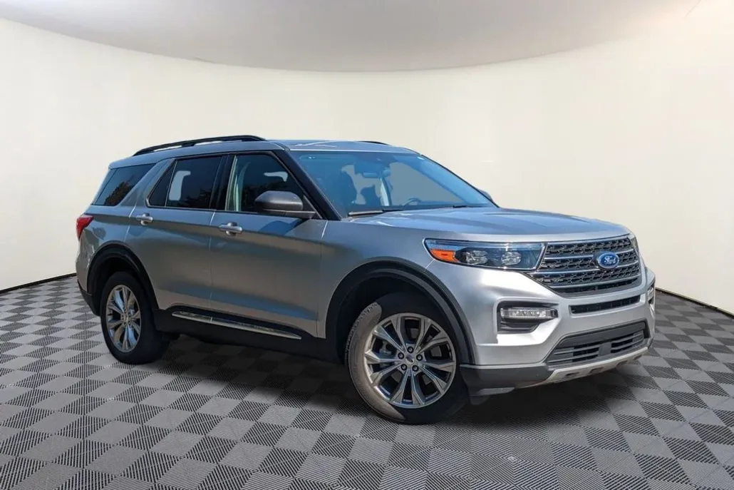 2023 Ford Explorer XLT photo 1