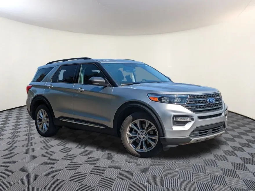2023 Ford Explorer XLT photo 1