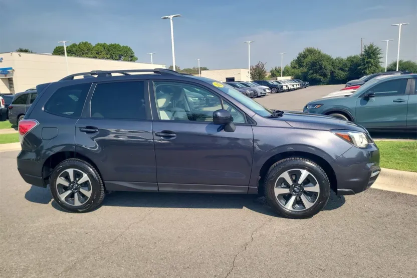 2017 Subaru Forester 2.5i Premium photo 1