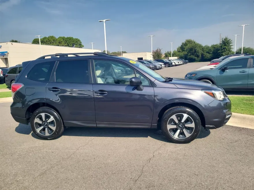 2017 Subaru Forester 2.5i Premium photo 1
