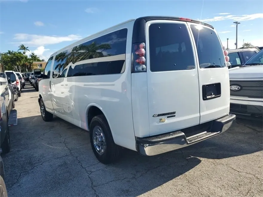 2015 Chevrolet Express 3500 LT Passenger photo 1