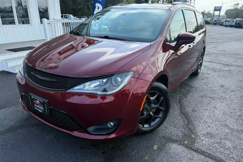 2018 Chrysler Pacifica Touring L photo 1