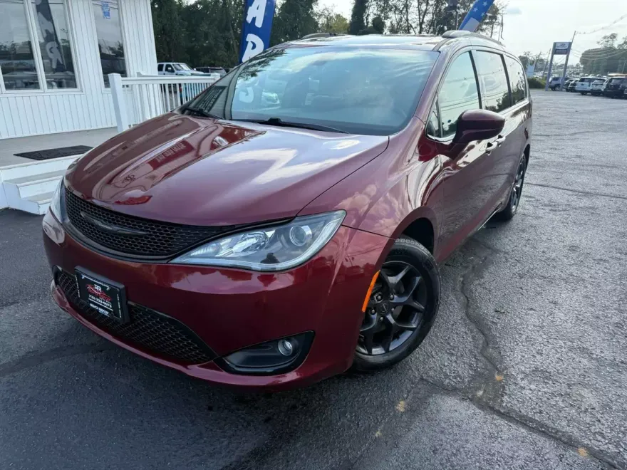 2018 Chrysler Pacifica Touring L photo 1