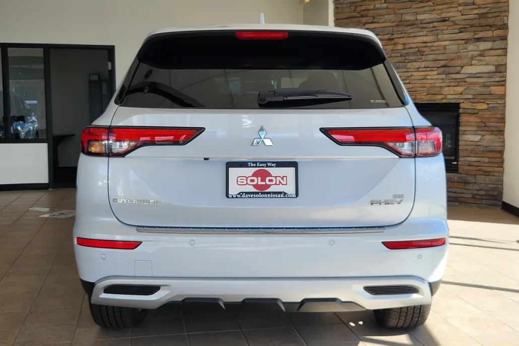 2025 Mitsubishi Outlander PHEV SE photo 1