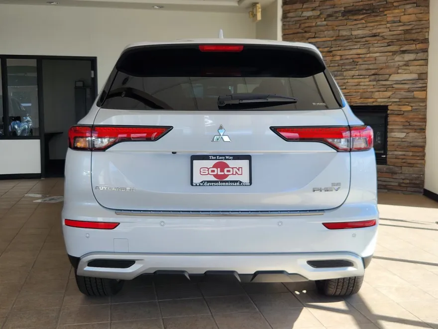 2025 Mitsubishi Outlander PHEV SE photo 1