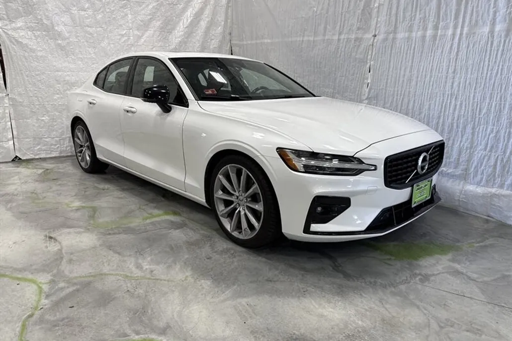 2021 Volvo S60 T5 Momentum photo 1