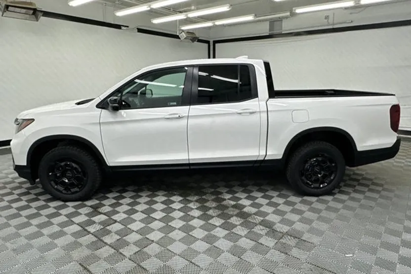 2025 Honda Ridgeline TrailSport photo 1