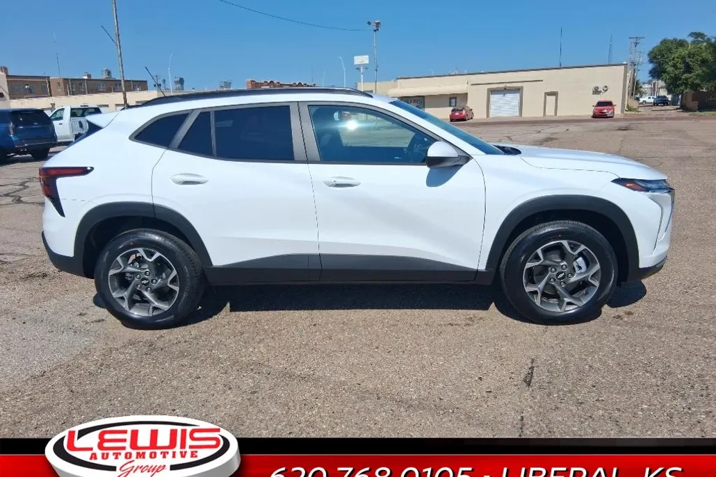 2024 Chevrolet Trax LT photo 1