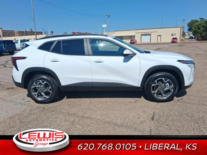 2024 Chevrolet Trax LT photo 1