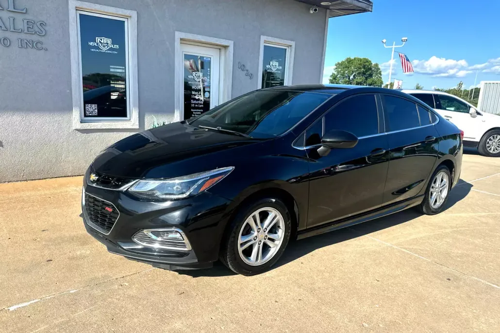 2016 Chevrolet Cruze LT photo 1
