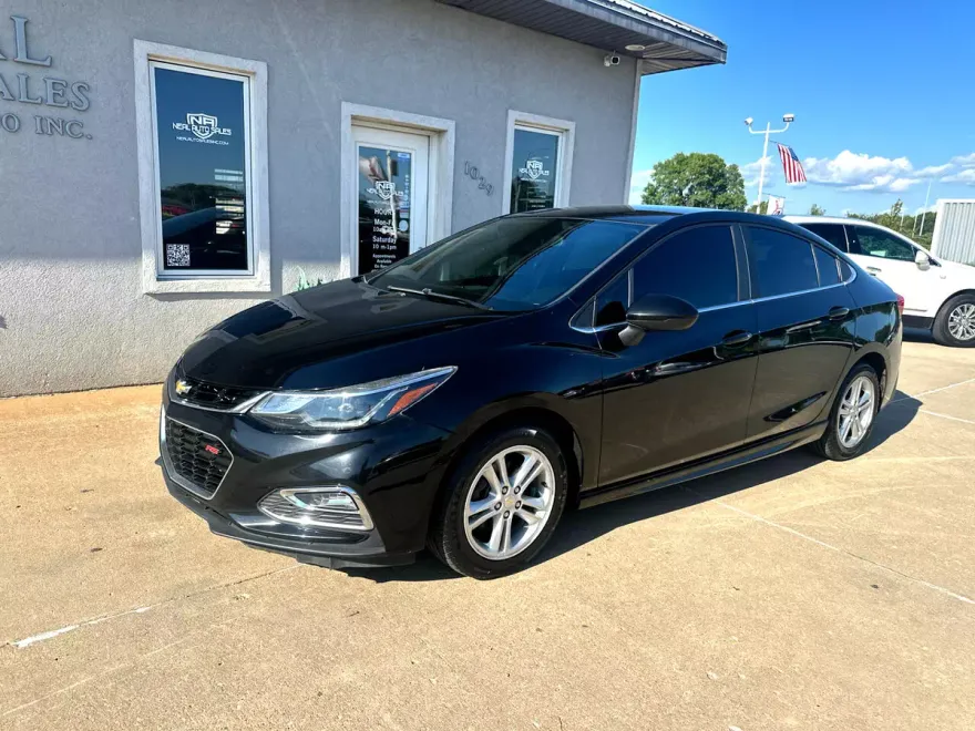 2016 Chevrolet Cruze LT photo 1