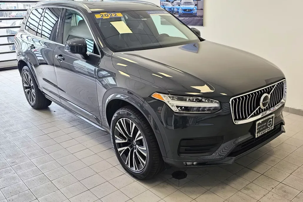 2022 Volvo XC90 T6 AWD Momentum photo 1