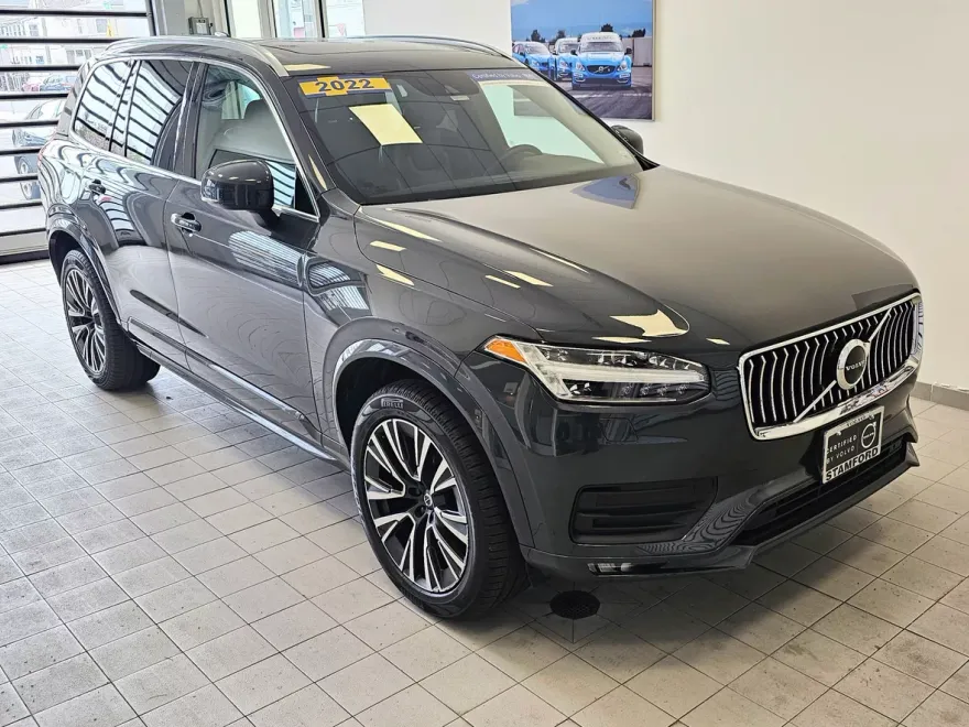 2022 Volvo XC90 T6 AWD Momentum photo 1