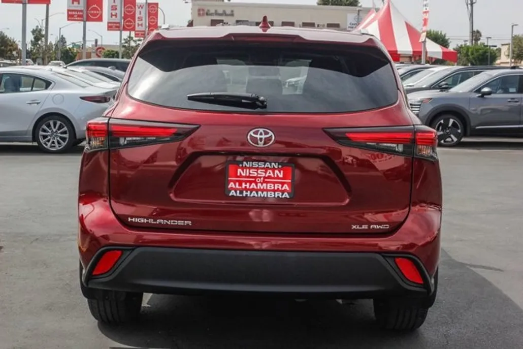 2024 Toyota Highlander XLE photo 1