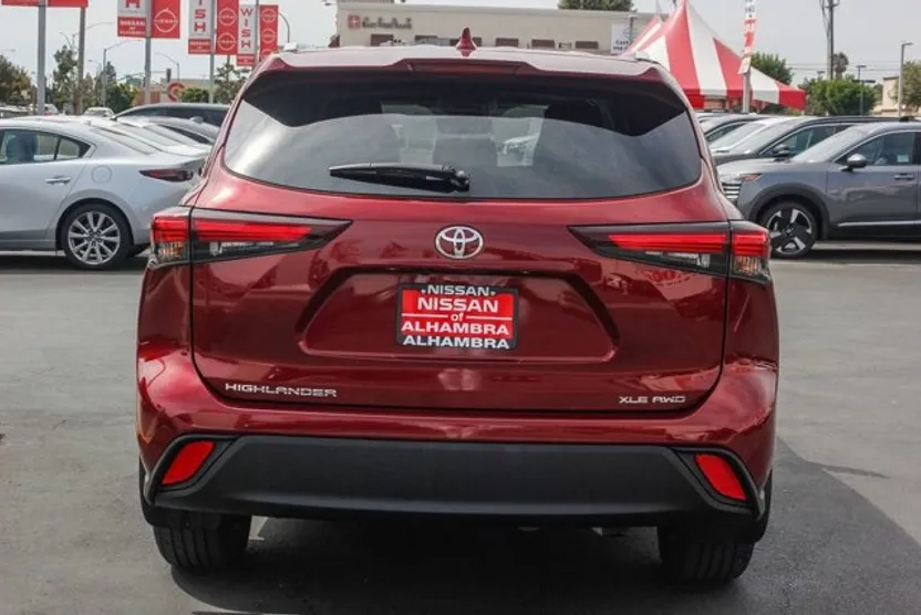 2024 Toyota Highlander XLE photo 1