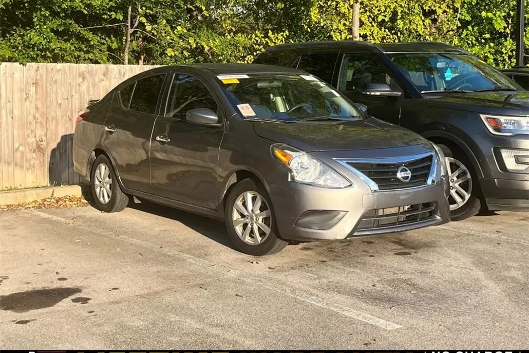 2019 Nissan Versa SV photo 1