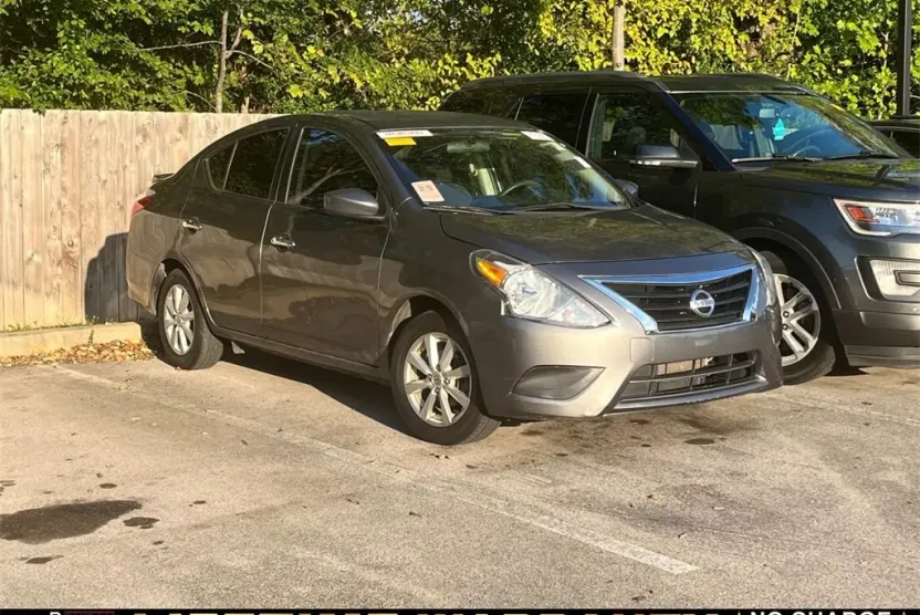 2019 Nissan Versa SV photo 1